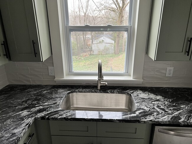 Foto del edificio - Totally updated 2 bedroom 1 bath home walk...