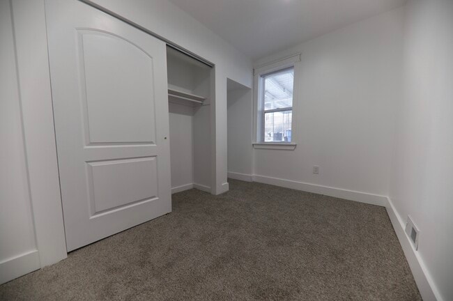 Building Photo - 218 E 500 N