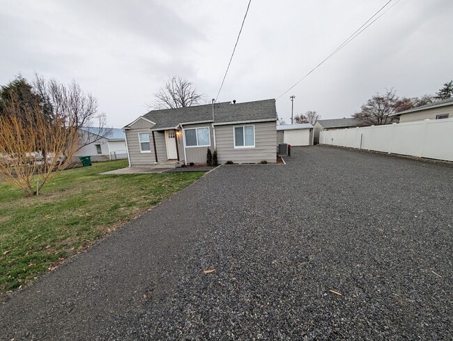 Building Photo - Gorgeous 3 Bed 2 Bath Orchards House with Shop