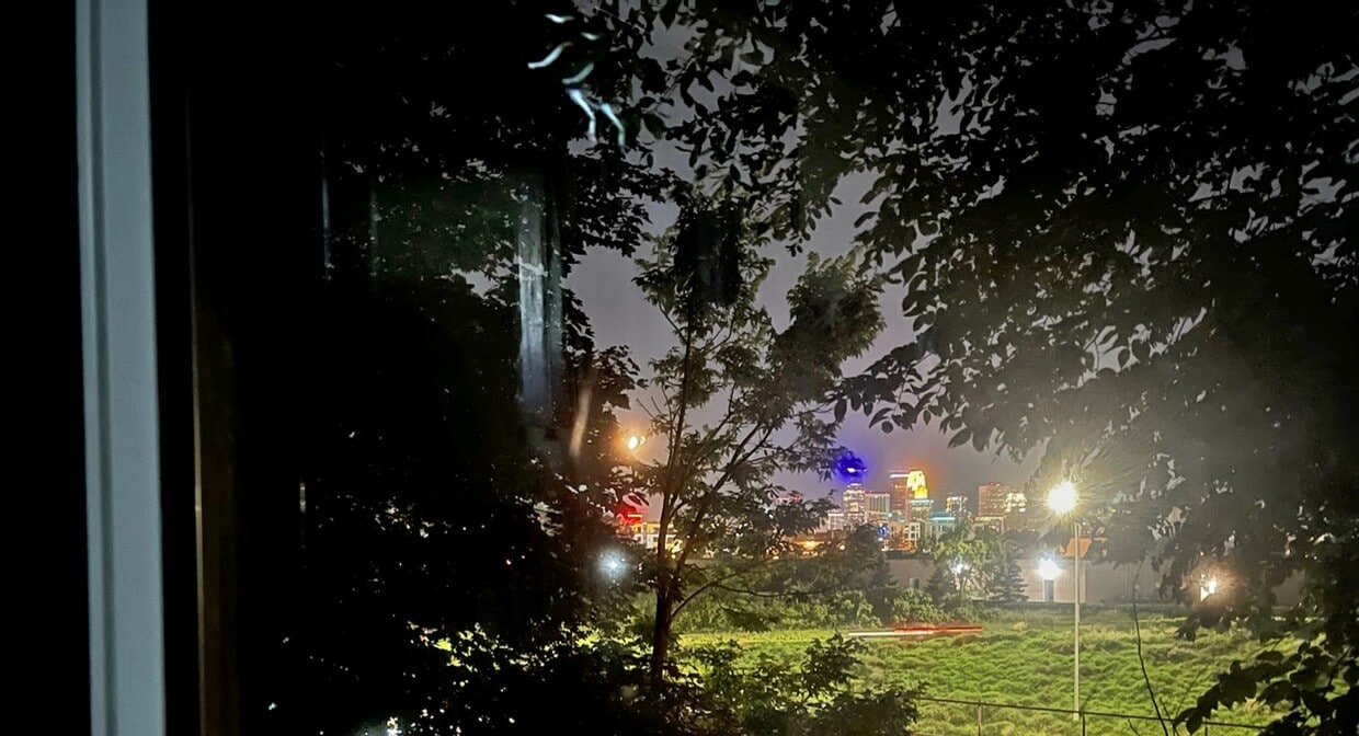 Vista real del horizonte del centro de Minneapolis desde la ventana frontal del dormitorio principal - 1094 11th Ave SE