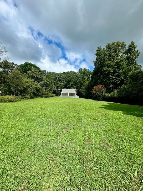 Building Photo - 130 Country Club Rd