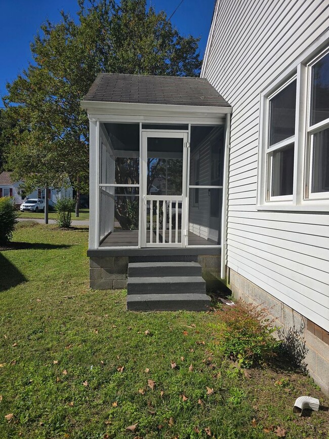 Building Photo - COMPLETELY RENOVATED 2 bedroom house