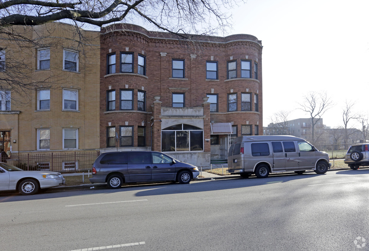 Primary Photo - 4905 S Michigan Ave