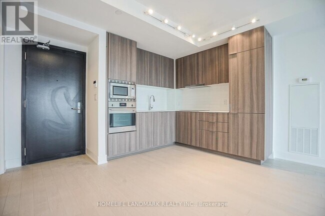 Photo du bâtiment - 955-3955 Bay St.