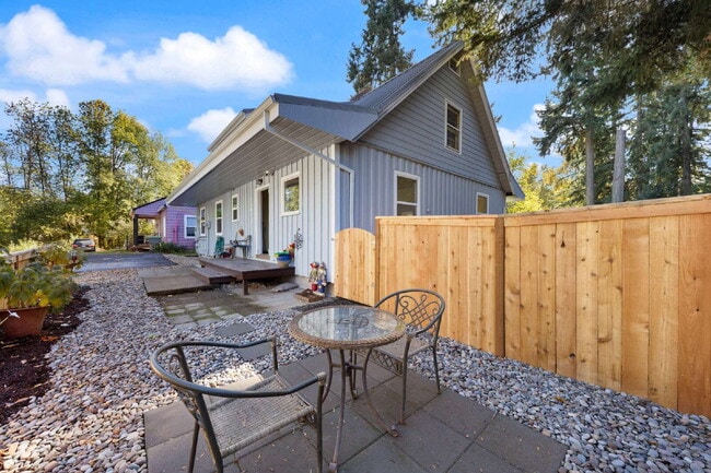 Building Photo - *MOVE IN SPECIAL!* Updated 3 bedroom duplex