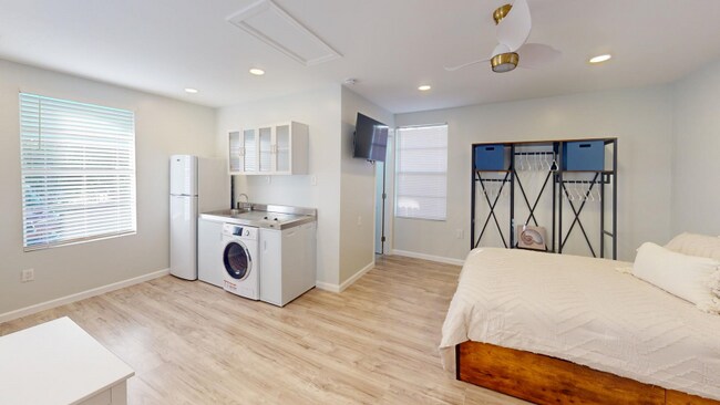 Building Photo - 2750 Manorca Ave