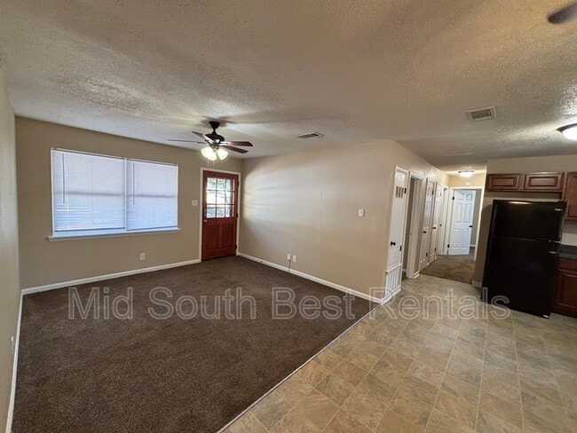 Building Photo - 413 Lindenhurst Dr