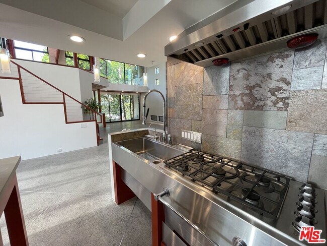 Foto del edificio - 8839 Dorrington Ave