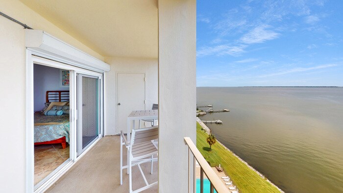 Foto principal - 615 Bayshore Dr