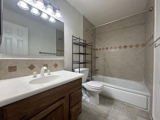 Foto del edificio - 6221 W Claremont St
