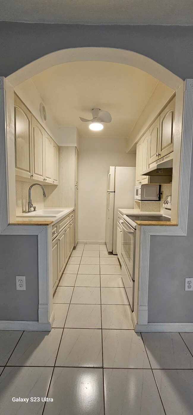 beautiful white kitchen - 252 Jefferson Ave
