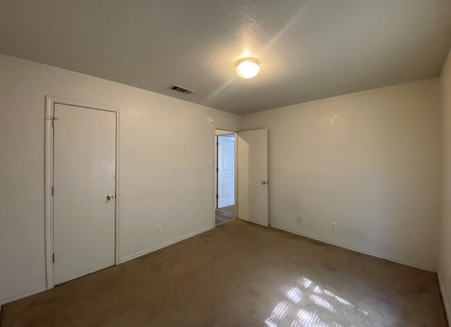 Building Photo - 3300 Toledo Dr