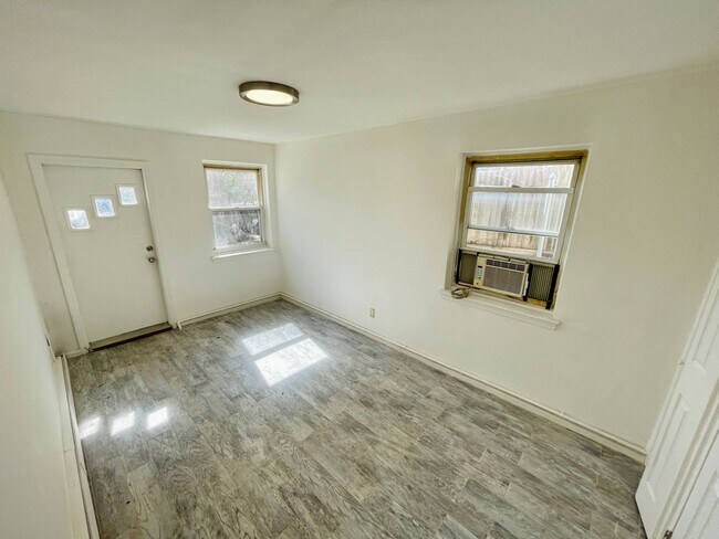 Building Photo - 1080 Rhinelander Ave
