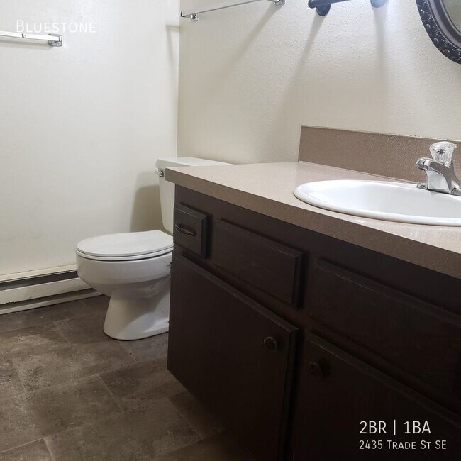 Building Photo - 2 Bedroom with Vaulted Ceilings, Back Pati...