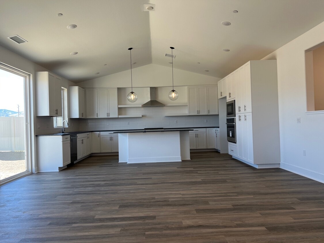 kitchen - 1840 Vincent Dr