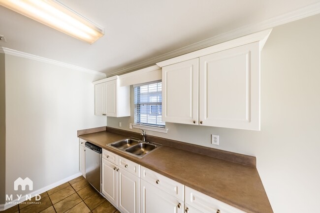 Building Photo - 4010 Cambridge Dr