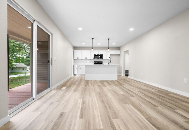 Foto del edificio - Beautiful remodeled home in Bolivar with fenced in yard -3 bedrooms, 2.5 baths and a detached 1 c...