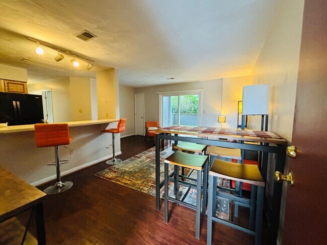 Building Photo - 4 Bedroom 2 Bath Condo