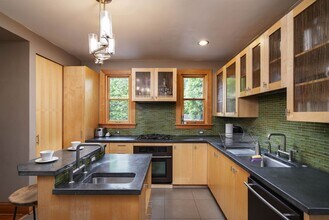 Building Photo - 926 SE 15th Ave