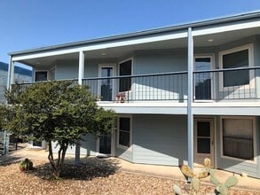 Building Photo - 1559 Parkview Dr