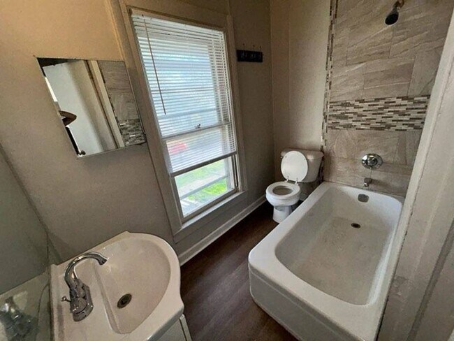 Building Photo - 804 E 14th St