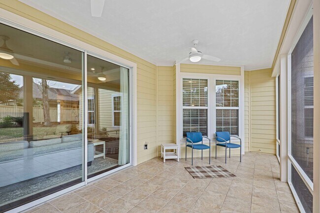 Foto del edificio - A Sunlit Custom Yellow Cottage in Greystone - Where Comfort Lives!