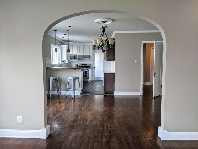 Unidad remodelada de planta alta de dúplex estilo español. - 1327 S Sycamore Ave