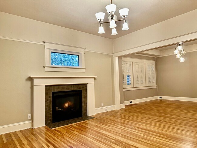 Building Photo - Beautiful 4 Bedroom Home Just Two Blocks f...