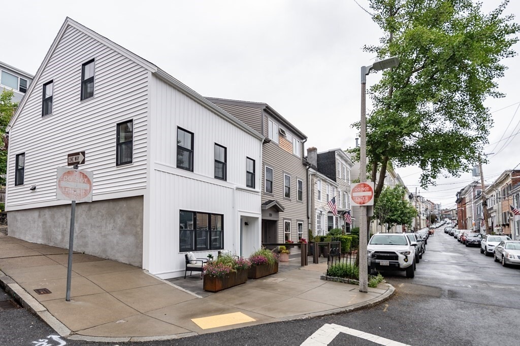 Primary Photo - 125 Bartlett St