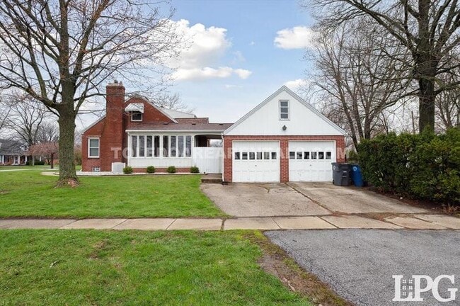 Building Photo - 391 Perry Dr