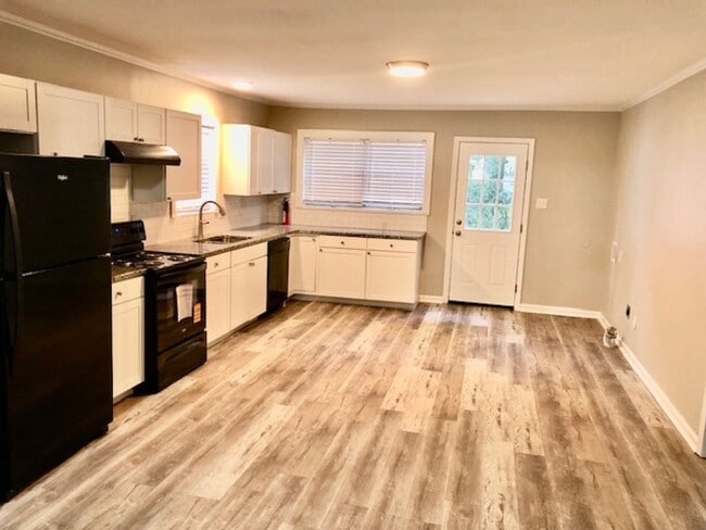 Building Photo - $500 OFF MOVE IN SPECIAL-CUTE SOUTH BOSSIER HOME-FRESH PAINT-NEW FLOORS-CLEAN