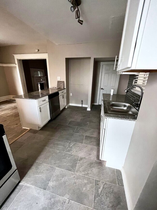 Foto del edificio - *** Huge 5 Bedroom House *Pet Friendly * Newly Renovated * Large Fenced in Yard * Luxurious Updat...