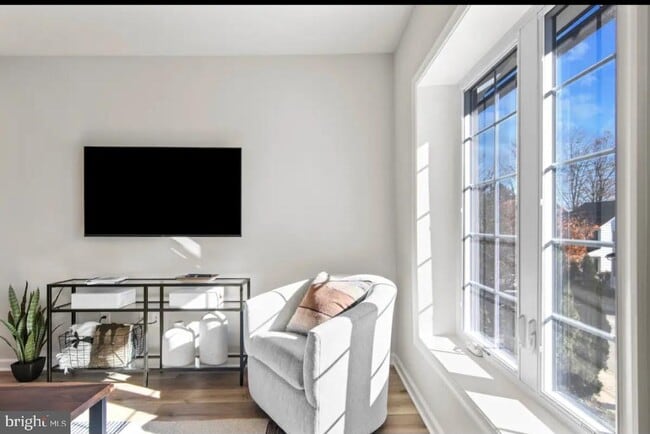 Foto del edificio - 215 E Linden St