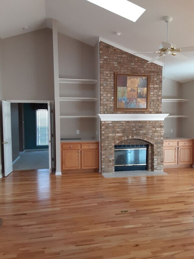 Building Photo - Golf Course Community/ Spring move in spec...
