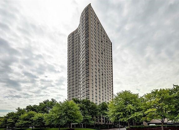 Building Photo - 5000 Town Ctr