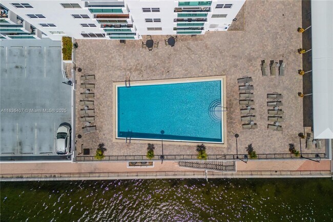 Foto del edificio - 3000 S Ocean Dr
