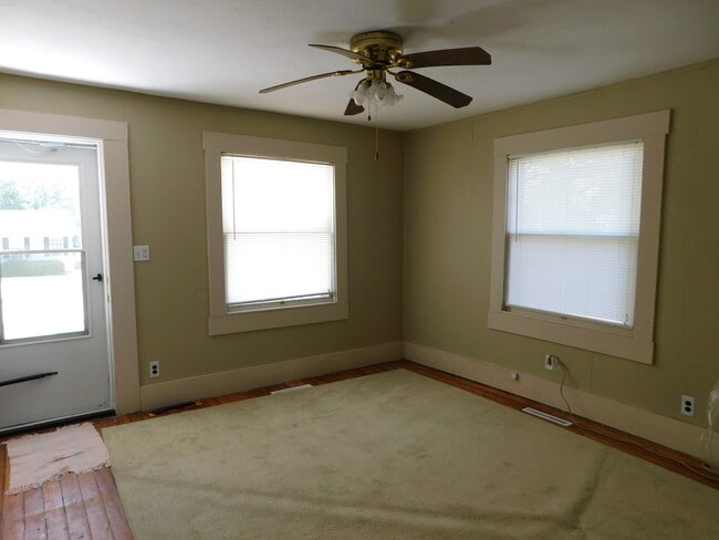 Building Photo - Affordable 3 bedroom/1 bath in El Dorado!
