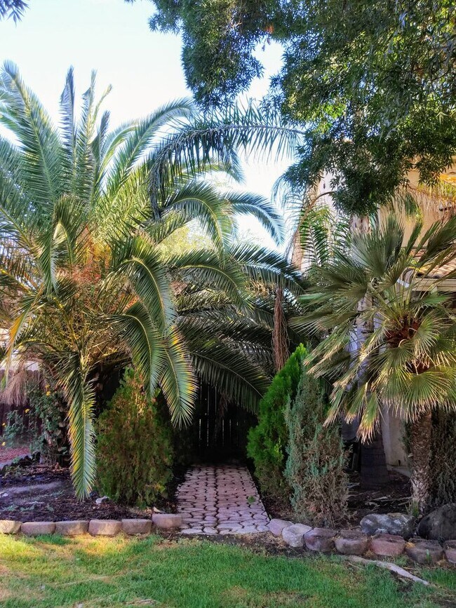 Building Photo - Four bedroom, 3 bathroom