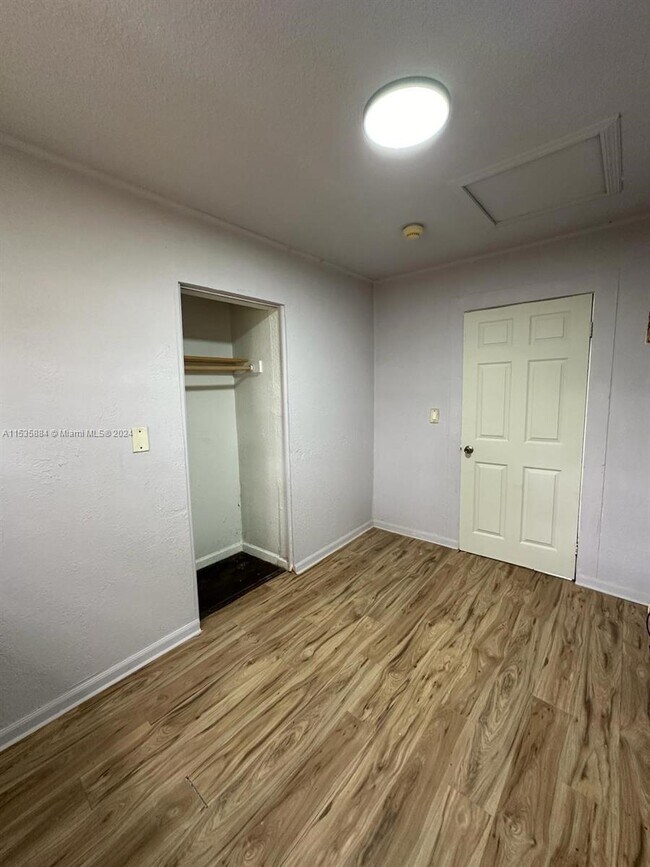 Foto del edificio - 400 NW 7th Ct