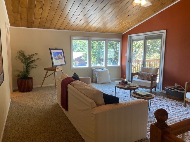 Foto del edificio - 5 Bed 3 Bath Home Across From Salberg Park.