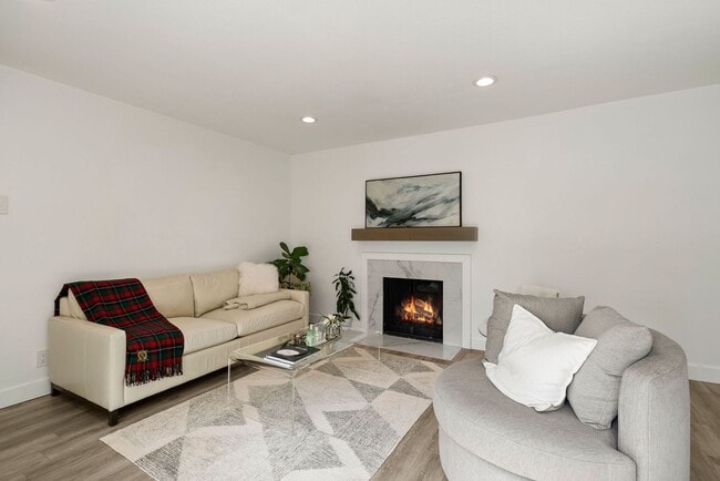 Building Photo - Amazing remodeled condo in Central San Mat...