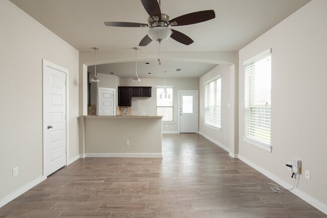 Building Photo - Beautiful 3 bedroom Luxury Duplex, New Bra...
