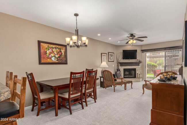 Foto del edificio - 8651 E Royal Palm Rd