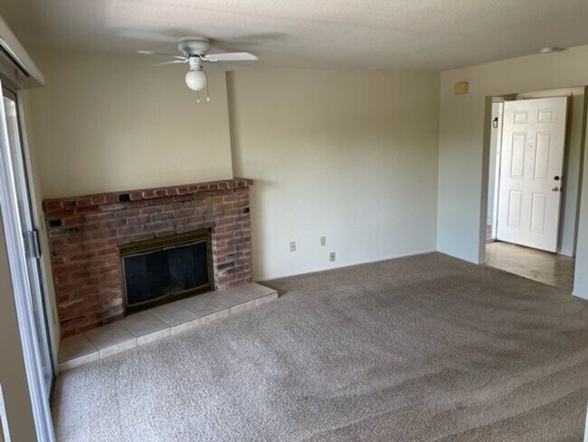 Building Photo - Spacious Orangevale condo that is clean, quite, and private.