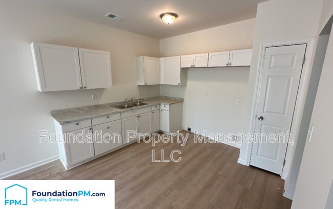 Foto del edificio - 346 Delta Rd