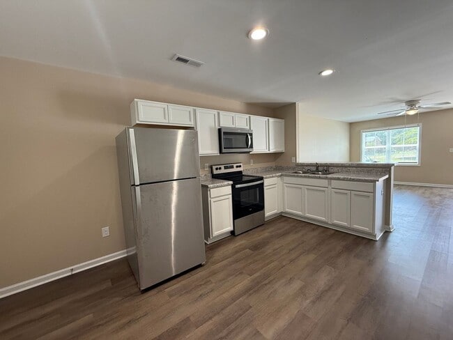 Building Photo - Nice  2 Bedroom, 2 bath duplex.