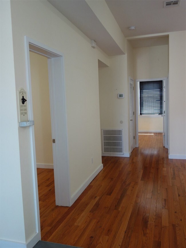Building Photo - 340 7th St