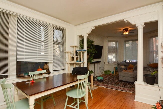 Building Photo - 1037 N Honore St