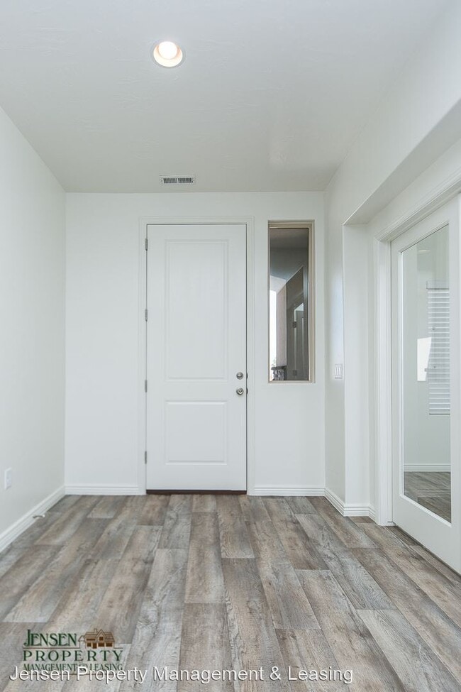 Building Photo - 6 br, 3.5 bath House - 3262 East Livia Drive