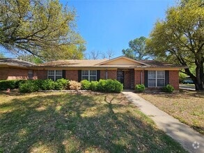 Building Photo - 2100 Redwood Pl